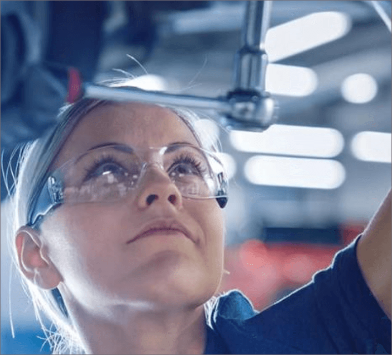 femme en train de réparer une voiture